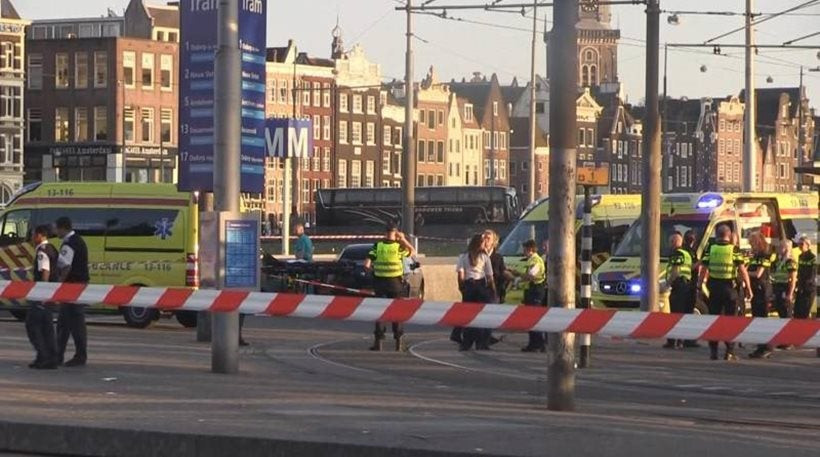 Πανικός στο Άμστερνταμ: Αυτοκίνητο παρέσυρε πεζούς έξω από σταθμό του μετρό – Οκτώ τραυματίες